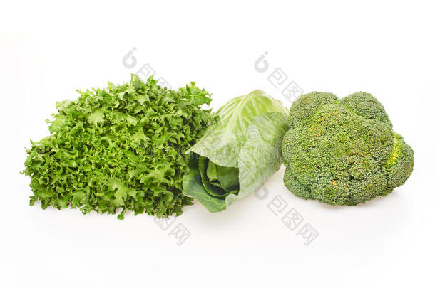 绿色沙拉，绿色卷心菜和绿色西兰花分离在白色