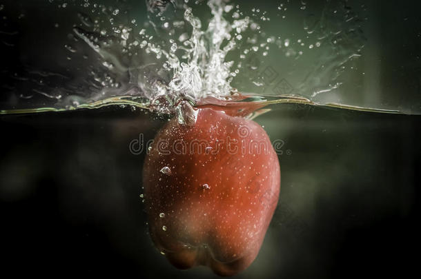 一个苹果<strong>掉进水里</strong>了