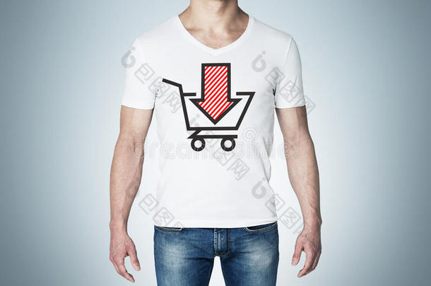 一个穿着白色t恤的男人的特写，上面有红色向下箭头和篮子的草图。
