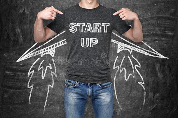 一个商人在胸前指出，哪里是一个词搭配“开始‘。 开创新业务的概念。