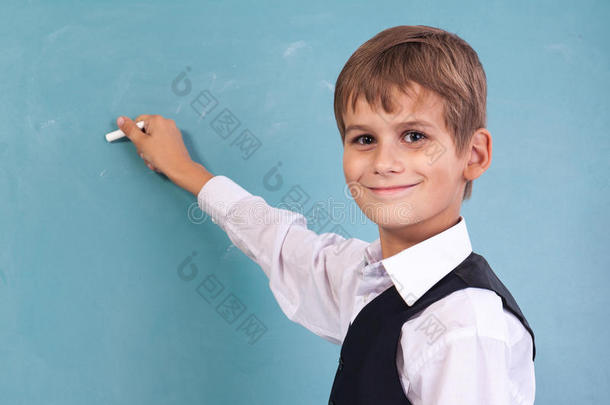 在校学生在黑板上写字