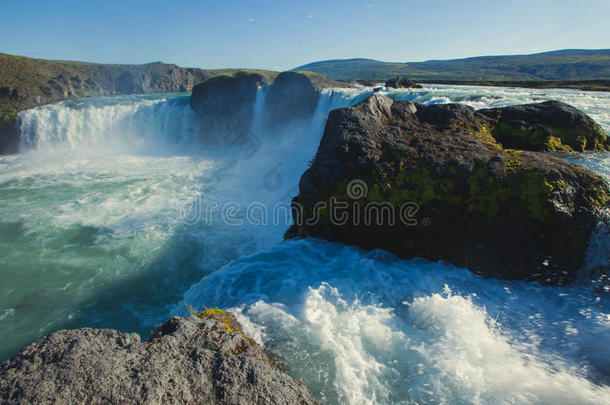美丽充满活力的夏季全景图片与冰岛瀑布在冰岛戈达福斯