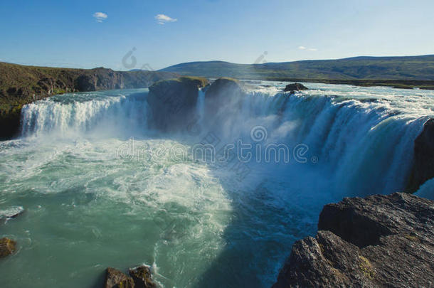 美丽充满活力的夏季全景图片与冰岛瀑布在冰岛戈达福斯