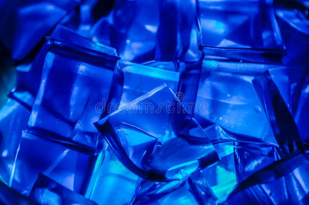 蓝色果冻-o明胶立方体从下<strong>面点</strong>燃。