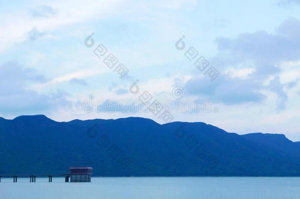 蓝天，山和宁静的湖泊