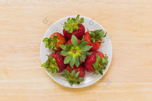 一组草莓/草莓/草莓放在白色盘子上