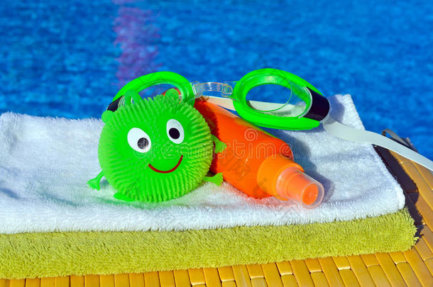 浴巾，护目镜和<strong>防晒喷雾</strong>，玩具对抗蓝色的水