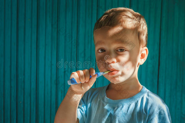 清洁牙齿的男孩