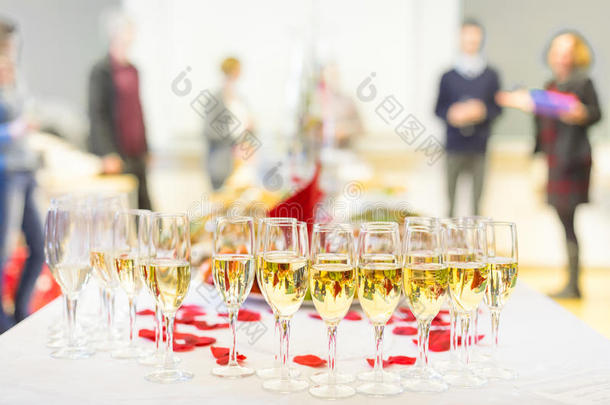 <strong>宴会活动</strong>。 桌上有香槟。