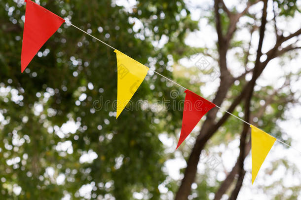 五颜六色的三角旗装饰庆祝