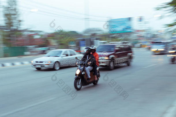<strong>汽车</strong>和摩托车在<strong>交通堵塞</strong>的道路上行驶