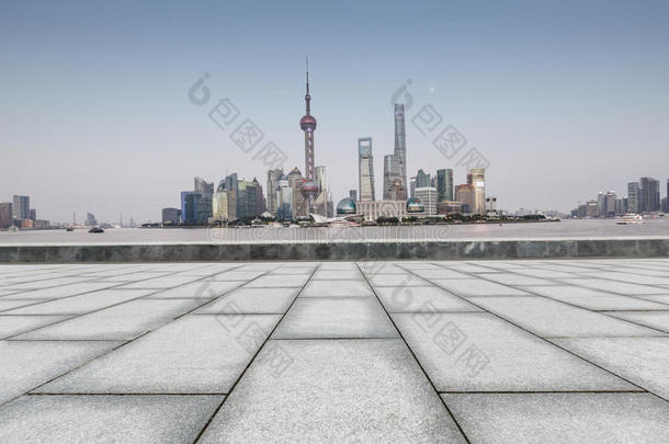 美丽的上海城市地标建筑和空荡荡的广场