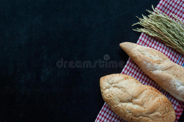 面包，小麦黑色黑板上的面包背景与f