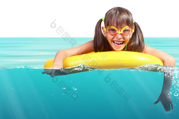 有趣的小女孩戴着潜水眼镜浮动充气环，