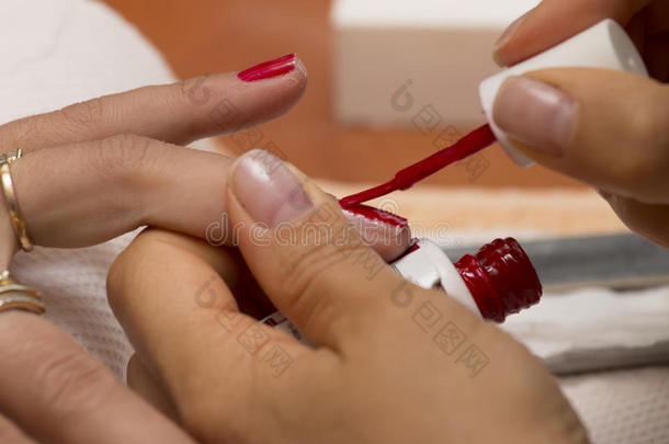 绘制红色指甲油指甲修指甲。