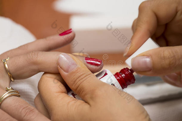 绘制红色指甲油指甲修指甲。