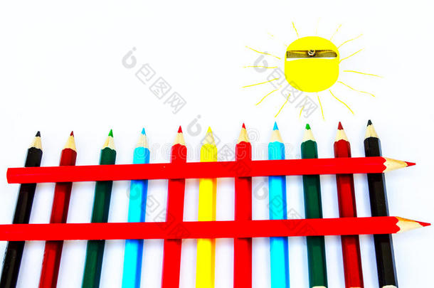 黄色太阳的彩色铅笔和卷<strong>笔刀</strong>