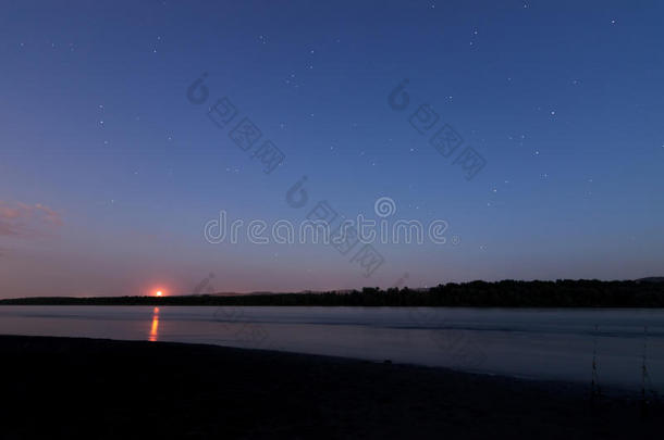 美丽的夜空，月亮和星座在多瑙河上