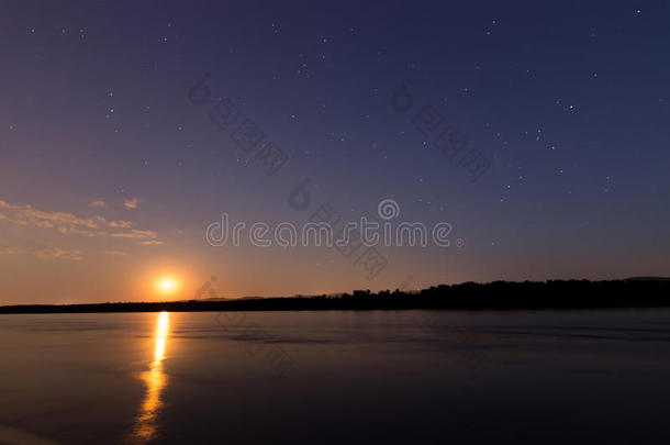 美丽的夜空，月亮和星座在多瑙河上