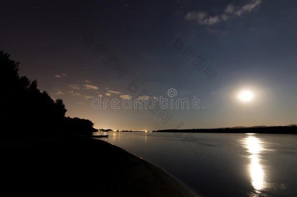 美丽的夜空，月亮和星座在多瑙河上