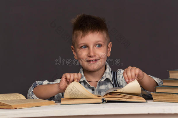 男孩孩子读书，孩子教育