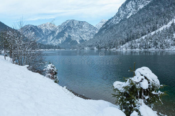 奥地利云多云的湖风景