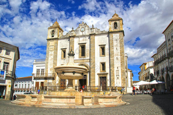 埃沃<strong>拉</strong>教堂在吉<strong>拉尔多</strong>广场，埃沃<strong>拉</strong>，葡萄牙。