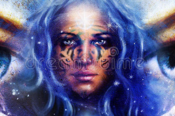 女神的女人，脸上有纹身，在太空中有轻星。