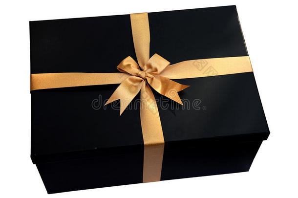黑色礼品盒，<strong>金色</strong>丝带和<strong>蝴蝶结</strong>隔离在白色（裁剪路径）