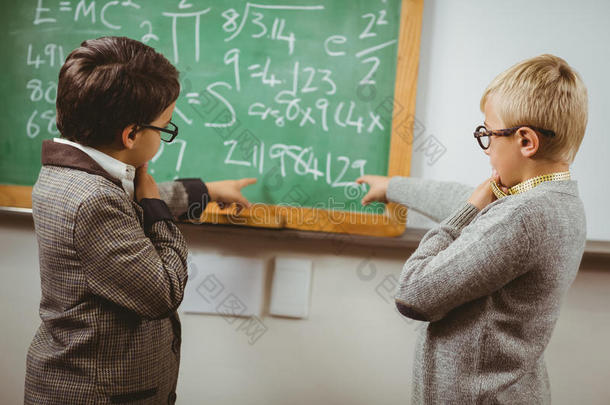 学术的可爱极了后面黑板男孩