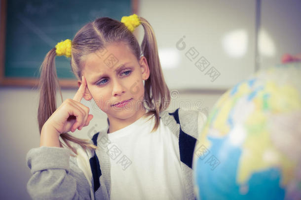 集中<strong>的学生在教室里</strong>看着地球仪