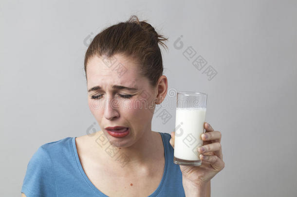 20多岁的女孩因为喝<strong>牛奶</strong>或<strong>豆浆</strong>而感到恶心