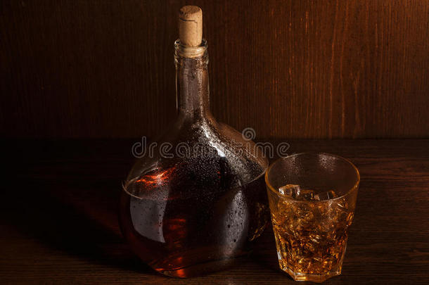 瓶子和玻璃杯加威士忌