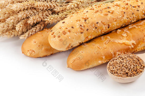 面包，耳朵和谷物的小麦在白色背景上分离