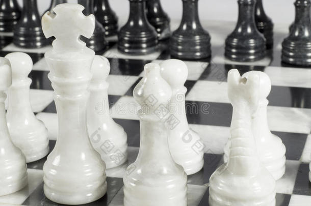 白王在国际象棋比赛开幕式上的特写。 大理石板