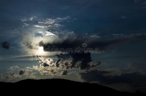 满月越过群山，阴云密布的夜空