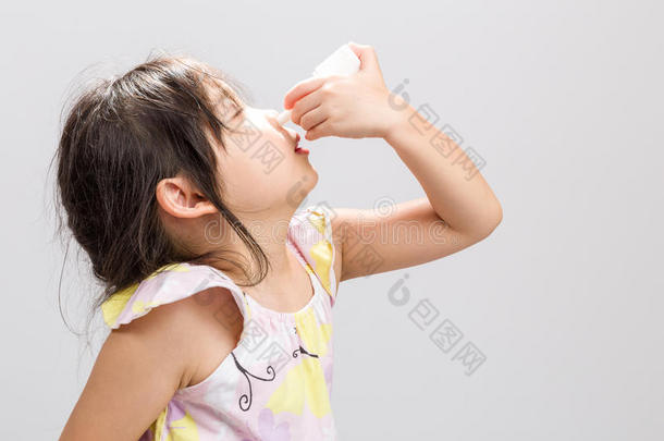 儿童使用鼻喷雾背景/儿童使用鼻喷雾/儿童使用鼻喷雾，工作室隔离背景