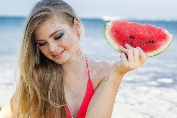 美女十几岁的模特女孩吃西瓜