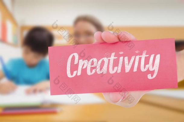 创造力反对漂亮的老师在课堂上帮助学生