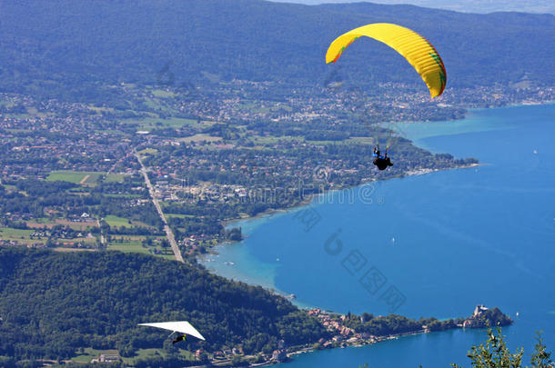 安纳西湖上空的滑翔伞