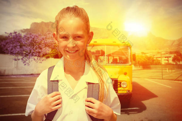 在校车旁，可爱的小学生相机微笑的复合图像