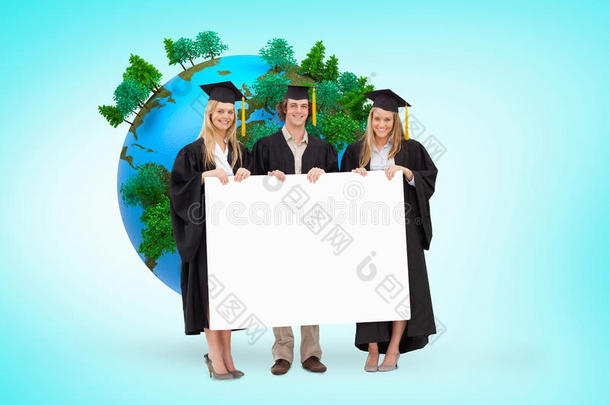 <strong>三名</strong>穿着研究生长袍的学生手持空白标志的复合图像