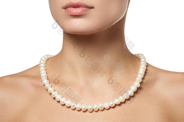脖子上戴着漂亮的时尚珍珠项链。 珠宝和珠宝