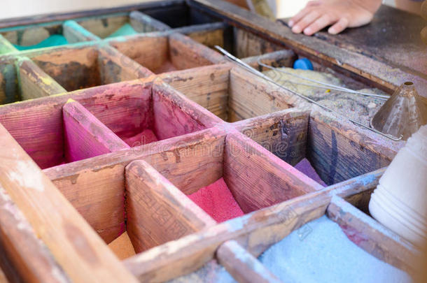 彩色粉末颜料或沙子用于艺术品