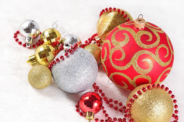 金色，银色和红色圣诞装饰品在白色上
