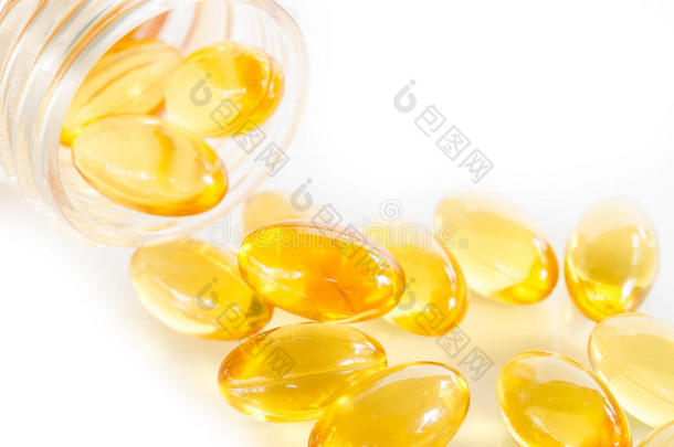 特写黄色软明胶补充omega3。