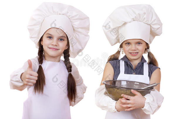 烹饪和人的概念-两个穿着白色围裙的小女孩