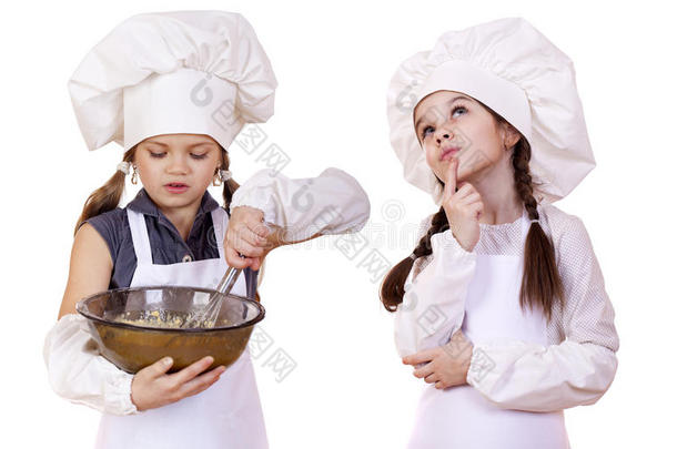 烹饪和人的概念-两个穿着白色围裙的小女孩