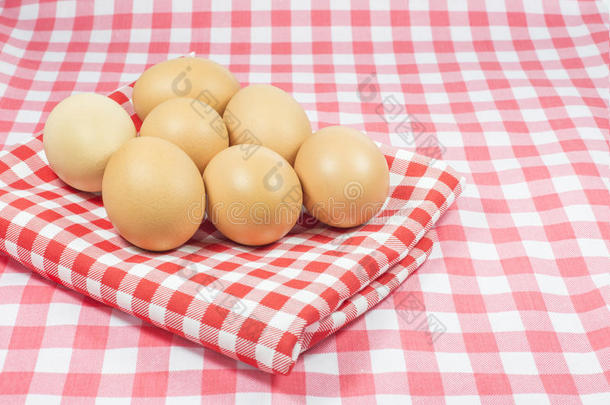 鸡蛋在粉红色格子和红色格子上