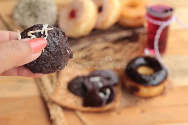巧克力甜甜圈和草莓果酱甜甜圈美味